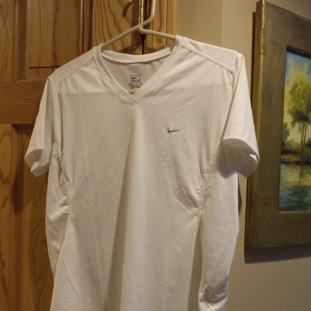 NIKE WHITE V-NECK T-SHIRT 84% Polyester 16% Spandex Size: M (8-10) NWOT